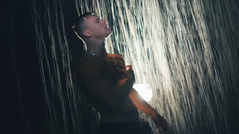 Клип парами. Клип под песню она. Крид клип невеста. Парень в воде. Клип @a_drop_of_black.