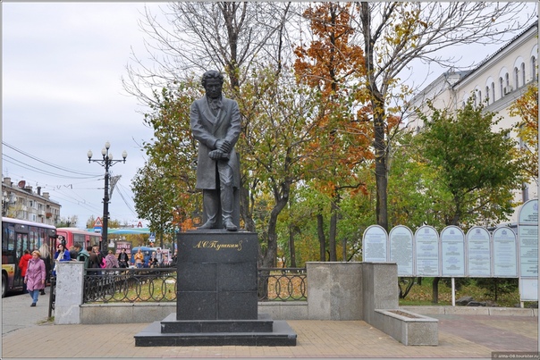 Какие памятники есть в хабаровске. Хабаровск памятник муравьёву. Какие памятники есть в хабаровске. Памятник ерофею хабарову. Монумент молодым защитникам хабаровска.