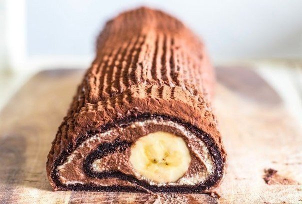 Идеальный Шоколадно-банановый рулет за 30 минут ВКУС - БОЖЕСТВЕННЫЙНУЖНО:Тесто:6 яиц6 столовых ложек сахара3 столовых ложки какао1/2 чайной ложки содыНачинка:200 мл молока2 столовых ложки