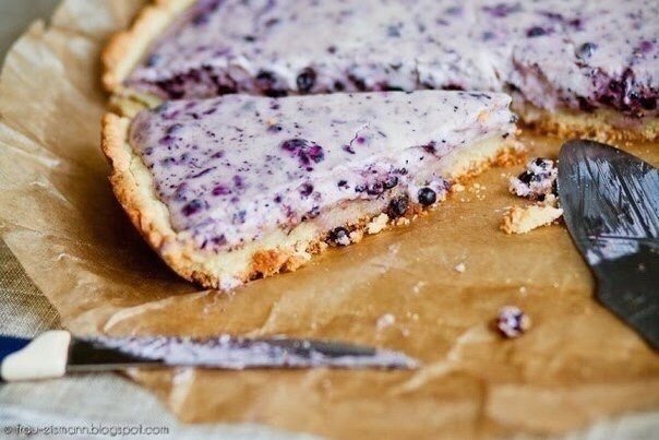 Невероятно вкусный Черничный пирог с творогом Нужно:-300 гр муки-2 ч.л. разрыхлителя-100 гр сахара-Ванилин на кончике ножа-2 яйца-100 гр сливочного масла (комнатной температуры)-400 гр творог 4%