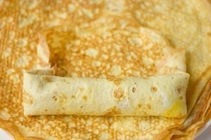 Яичные рулетики с мясной начинкой - отличный завтрак! Ингредиенты:Яйца куриные 7 шт.Свиной фарш 500 гЛук фиолетовый 1 шт.Сыр твёрдый 100 гСметана 4 ст. л.Соль 2 ч. л.Перец чёрный молотый 2