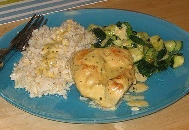 Курица в мультиварке в сметанном соусе Ингредиенты:курица 1 шт. (1,2-1,5 кг);;лук 2-3 луковицы;;сметана 200 г (10-15% жирности);;соль;;набор специй для курицы;;укроп, лавровый лист;масло