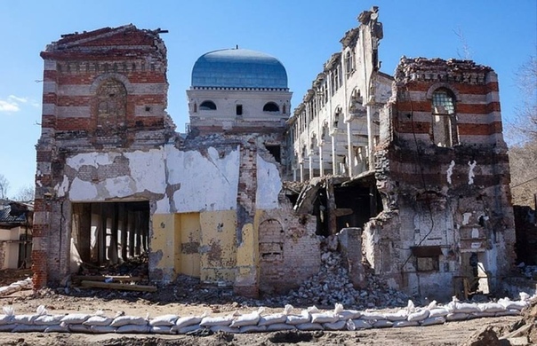 Если бы не Виктор Гюго, Нотр Дамм де Пари снесли бы к чёртовой матери. Именно это собирались сделать в Париже из-за обветшалости и незначительности этого собора в жизни парижан на тот момент. Но