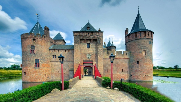 Мейдерслот (Мuiderslot входит в число тех немногих замков-счастливцев, которые сохранились до наших дней практически в первозданном виде. Выглядит он точь-в-точь как на картинке из рыцарской