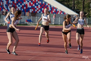 соревнования по легкой атлетике на улице. эстафета девушки. эстафета девушки. эстафетный бег 4х100. спорт эстафета легкая атлетика.