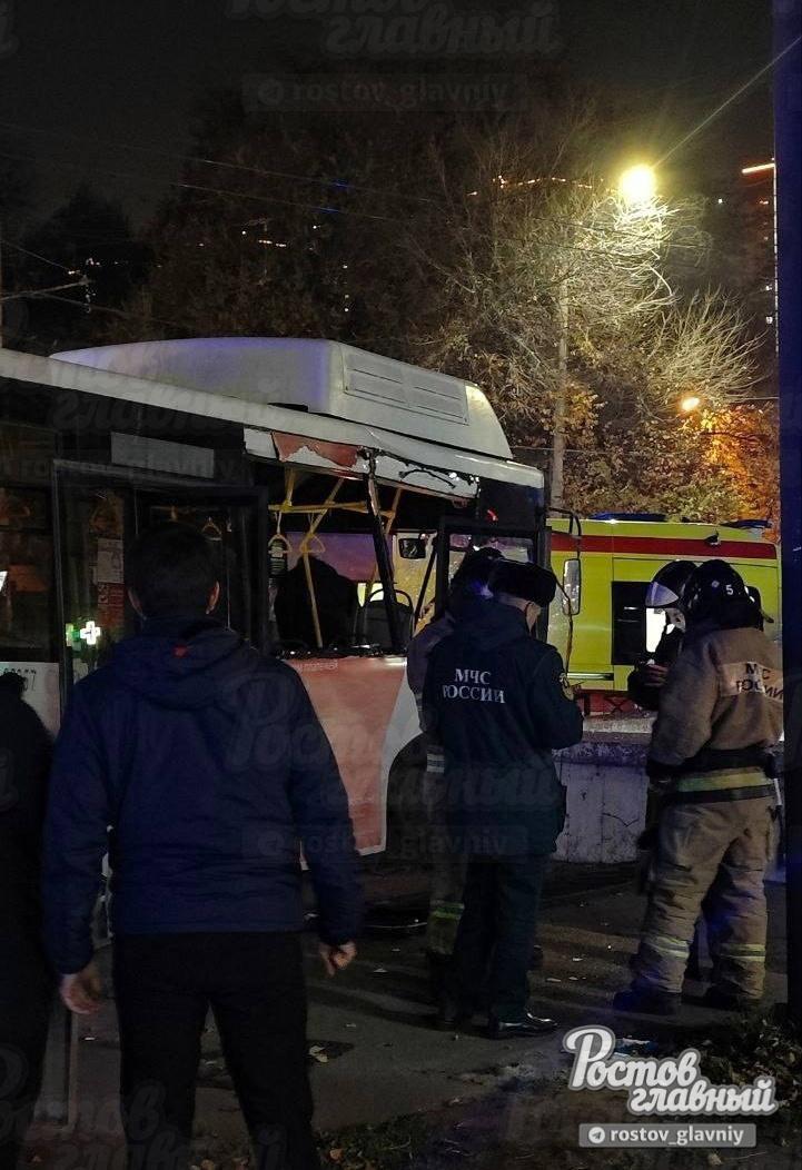 На РИИЖТе автобус №47 врезался в стену подземного перехода Это картинка