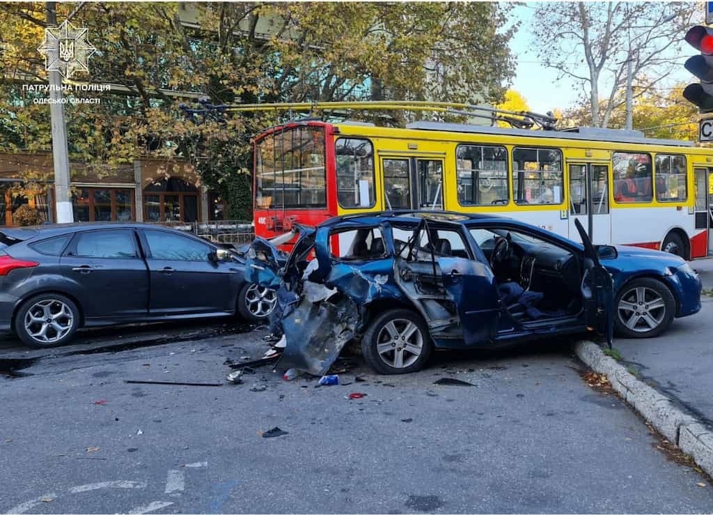 Утром, 13 ноября, на улице Академика Королева столкнулись Ford, Mazda и троллейбус Это картинка