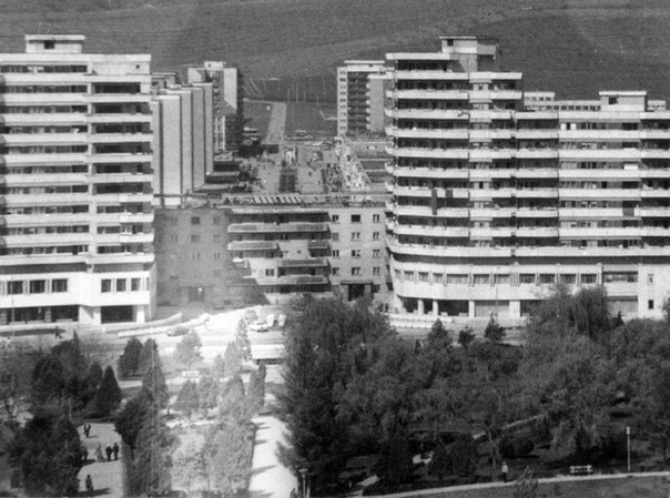 Релокация пятиэтажного жилого дома, АлбаЮлия, 1987 год. В 1980х годах в АлбаЮлии прокладывали новый бульвар и на пути его следования стоял пятиэтажный жилой дом. Пока строился бульвар долго